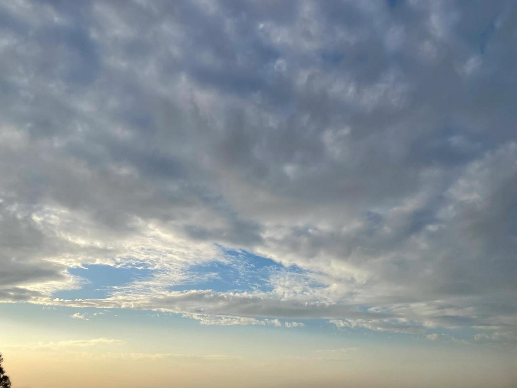夏日暖温雨飘过 球场夺杯皆浮云 寒冬诗词一首 拼