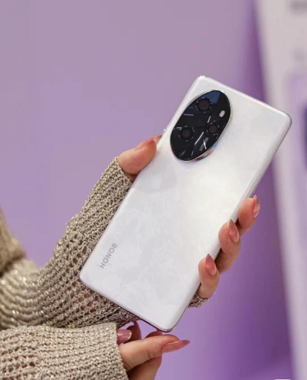 荣耀100极限二选一,有白,紫,蓝,亮黑4种配色  白色和紫色,公认的实物