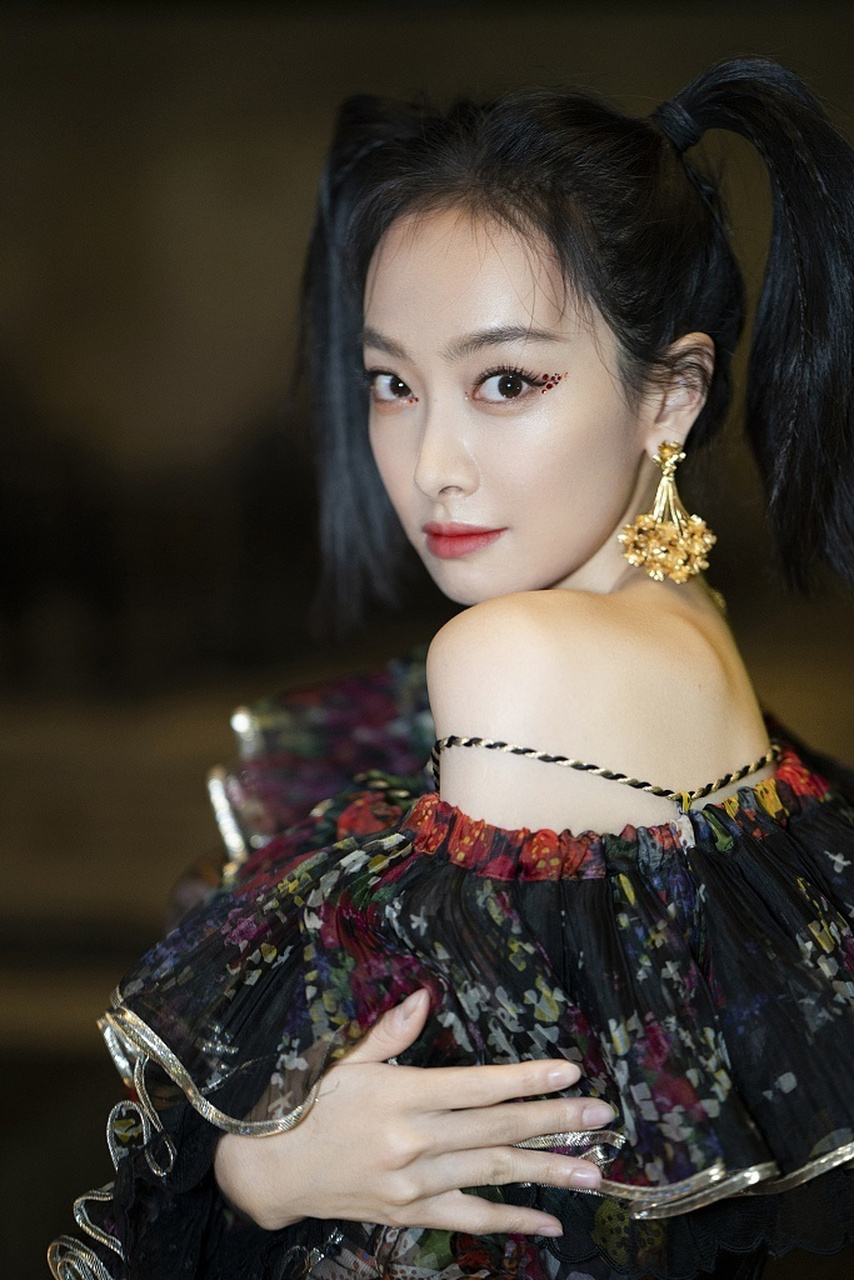 宋茜旧时光写真,俏皮双马尾,搭配黑色蕾丝,灵动又性感