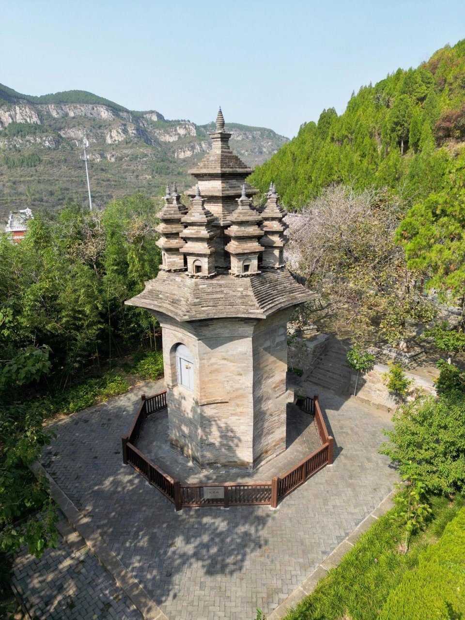 中国古塔的孤例-济南九顶塔 九顶塔,位于山东济南市历城区柳埠镇灵鹫