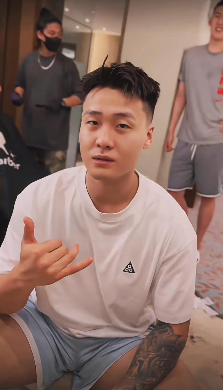 赵睿的新发型,就问你帅不帅[大金牙][大金牙][大金牙] 赵睿