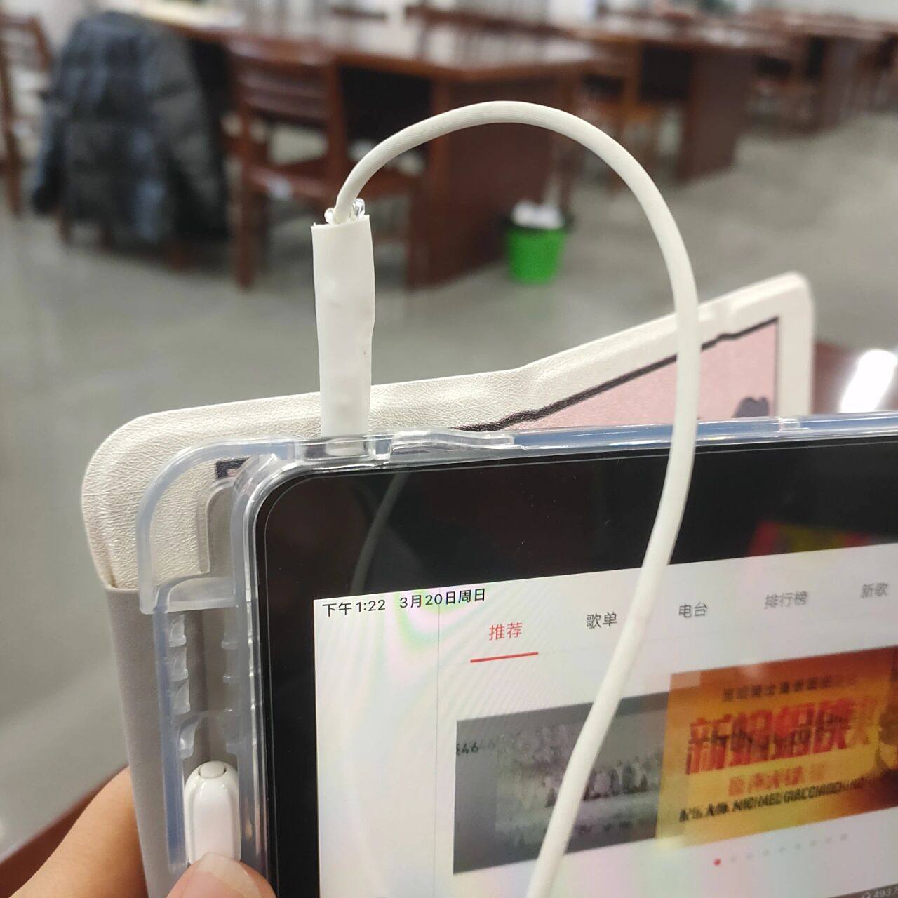 ipad2021真的有耳机孔yeah 昨天晚上我发现有个孔在上边 想着会不会是