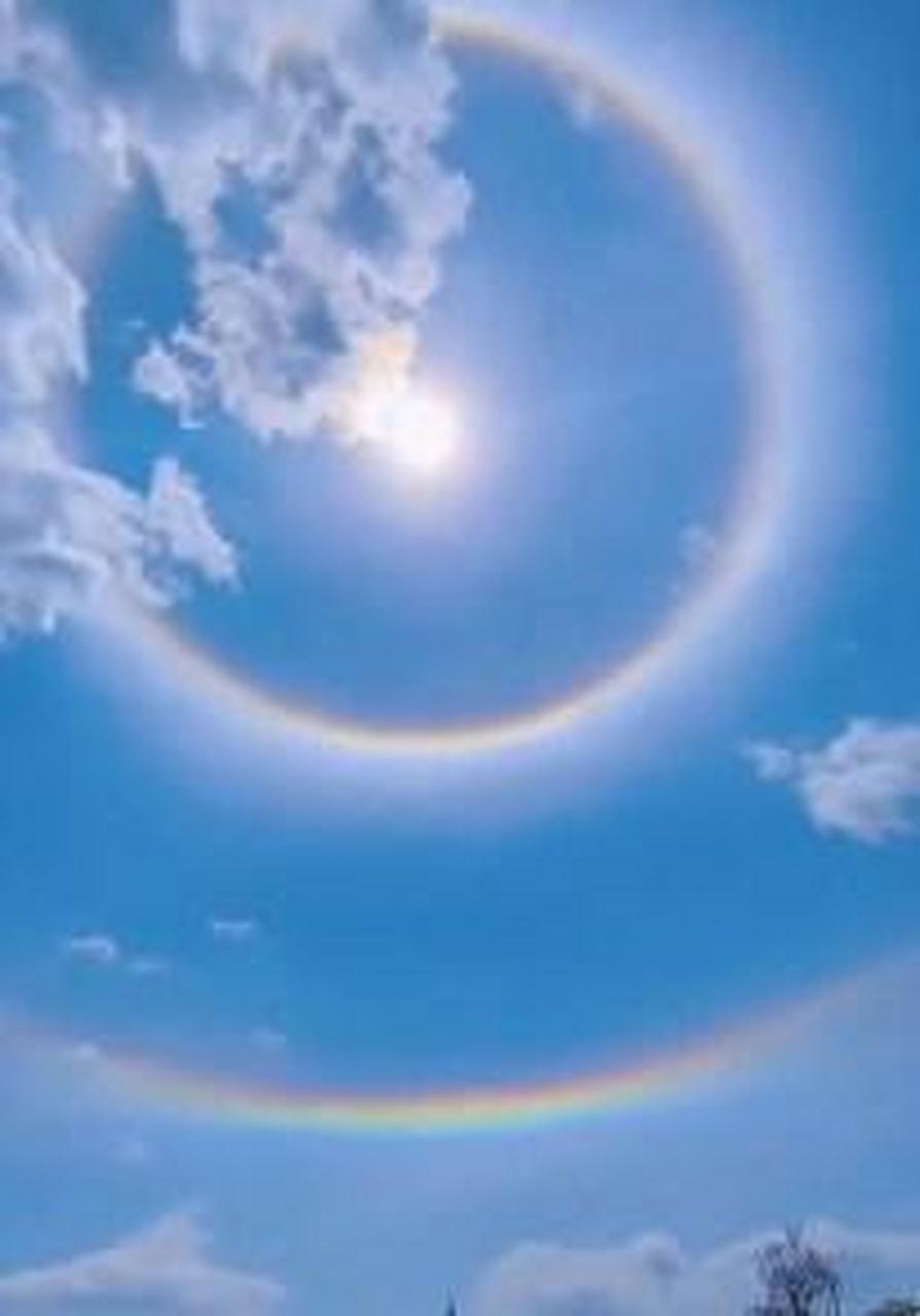 云南上空现双日晕奇观】 4月1日,云南剑川上空出现双日晕奇观.