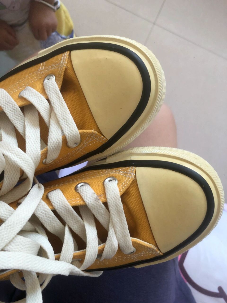 帆布鞋发黄有救啦! 找出了去年买的帆布鞋,打开鞋盒"妈呀!
