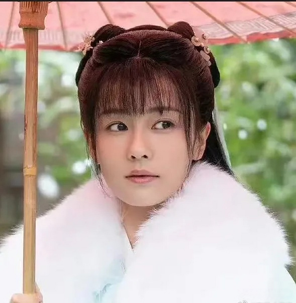 白鹿vs鞠婧祎古装齐刘海造型,这个造型真的太难驾驭了,感觉两个人的