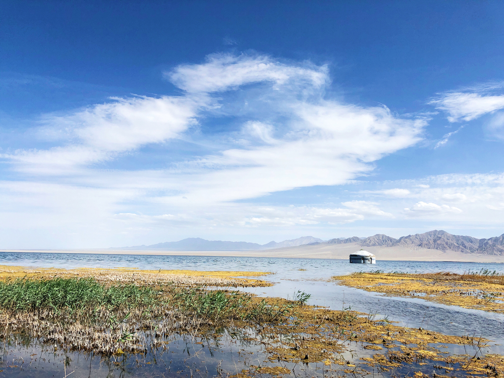 阿克塞苏干湖 阿克塞苏干湖,位于甘肃省酒泉市阿克塞县海子草原西北端