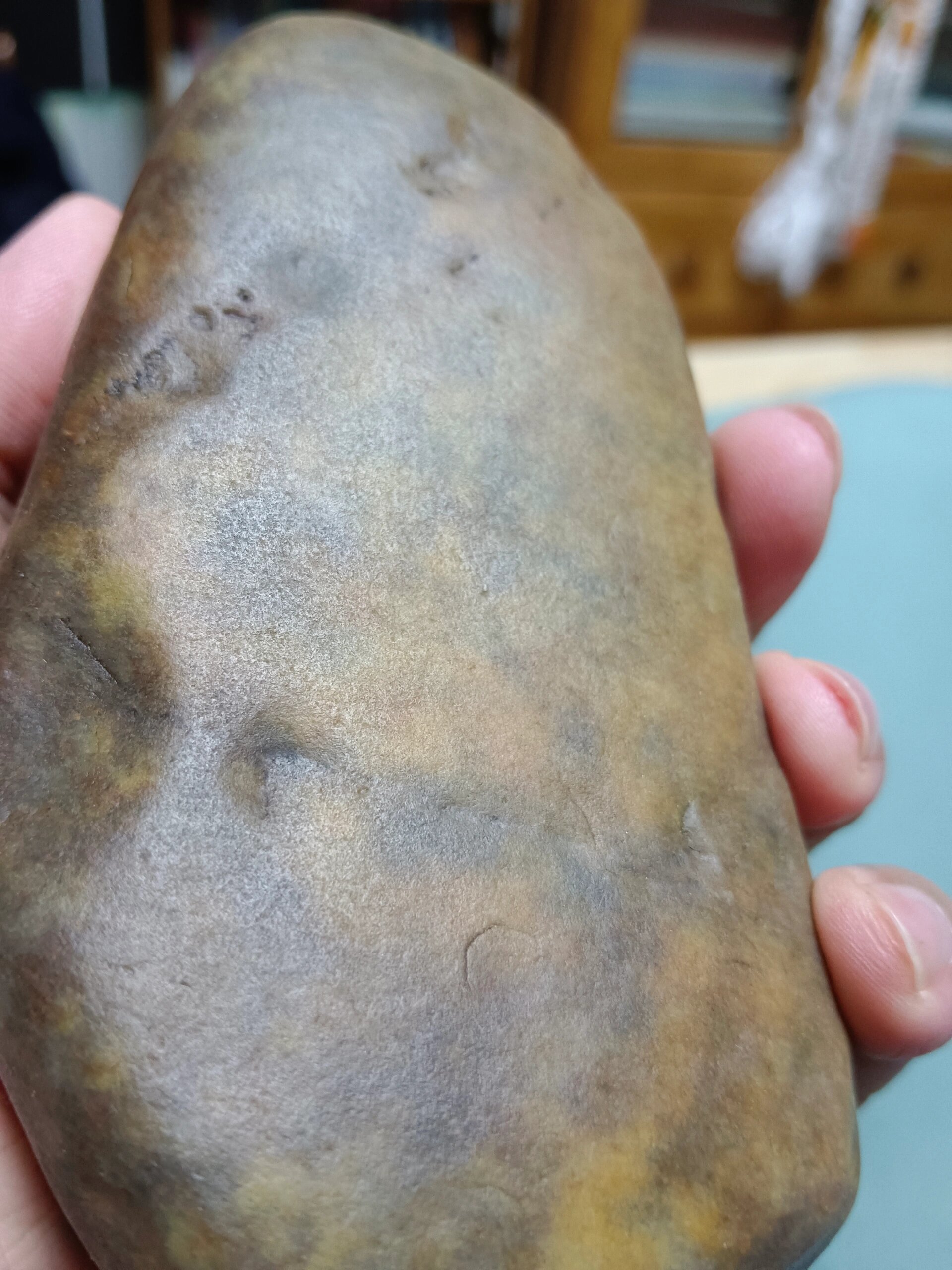 一块戈壁滩捡回来的玉石 这块玉石,打灯透,风化纹特别漂亮,在戈壁滩风