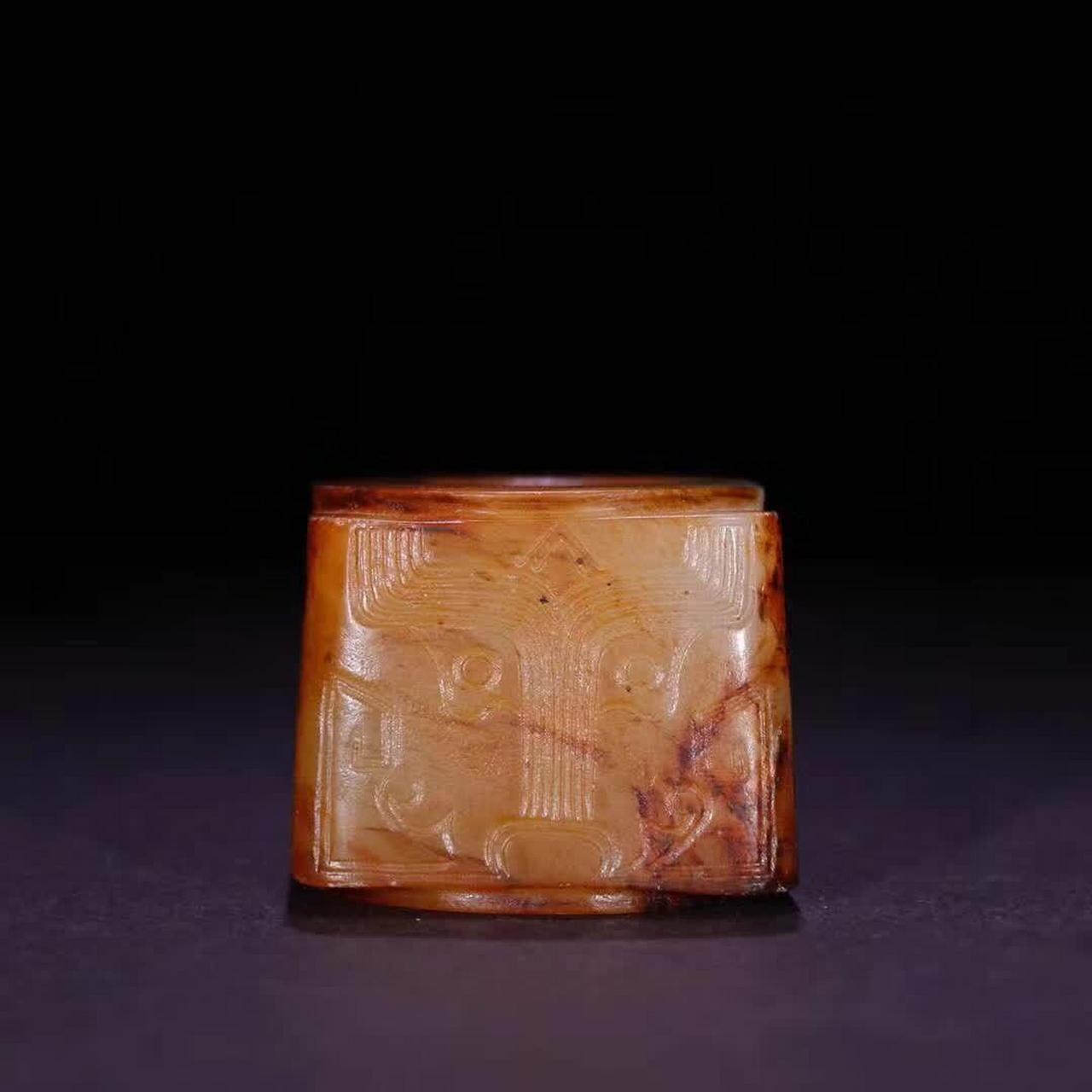 高古玉雕——兽面纹「玉琮」,它不仅是一件古代人们用于祭祀神祇的礼