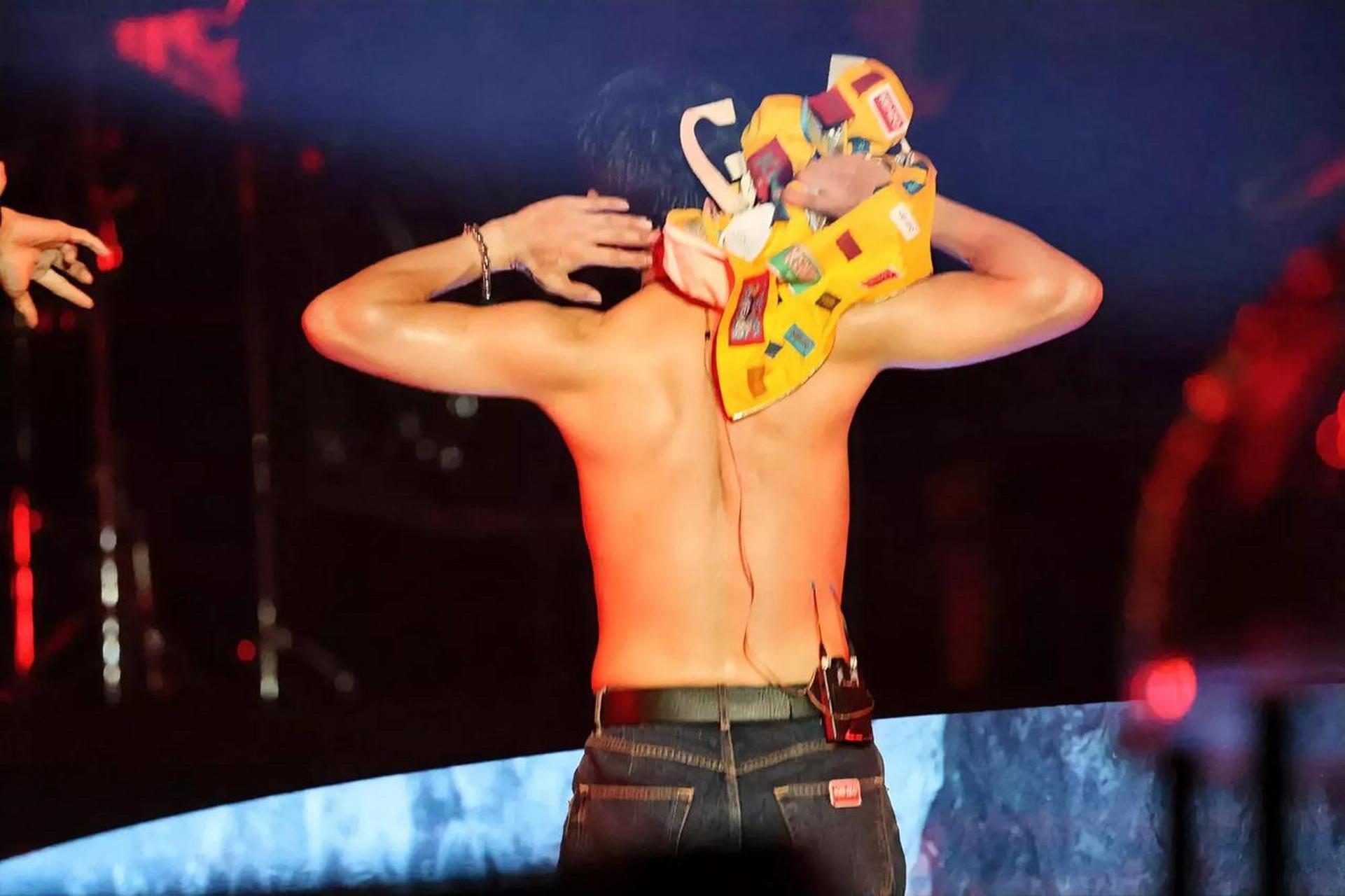 没有想到张杰把上衣一脱,他的身材可以这么好,正所谓是"穿衣显瘦,脱衣