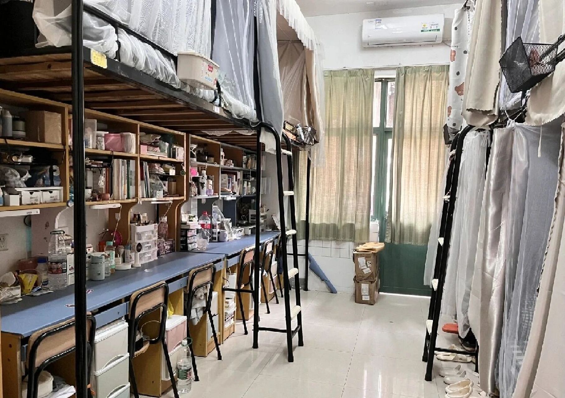 金华职业技术学院寝室篇 .四人寝(1600每年)上床下桌带衣柜.