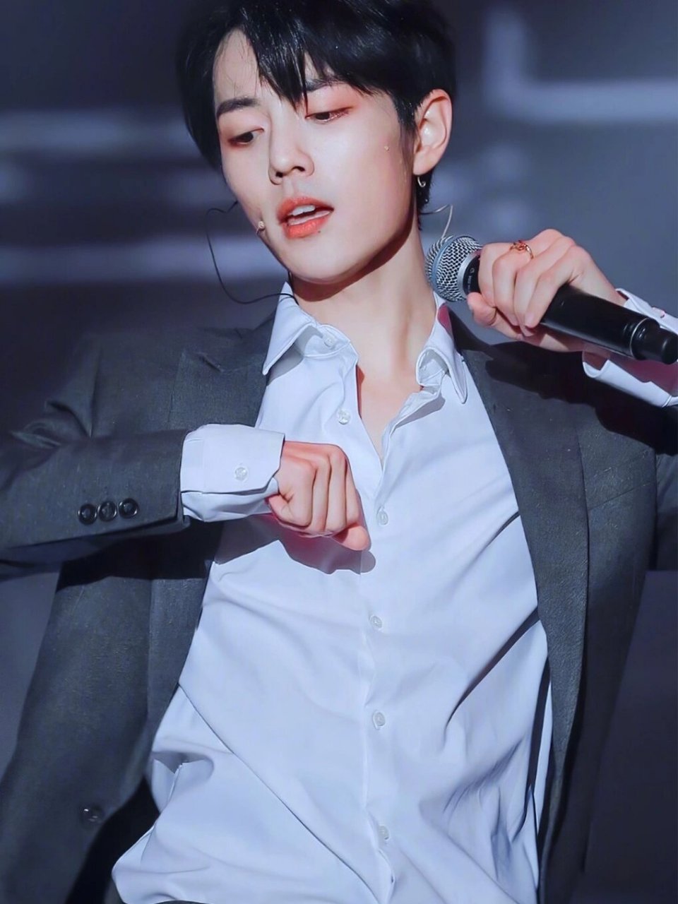 翻到我2019年时候存的肖战神图嘿嘿太帅啦 好几万张照片翻了好久之前