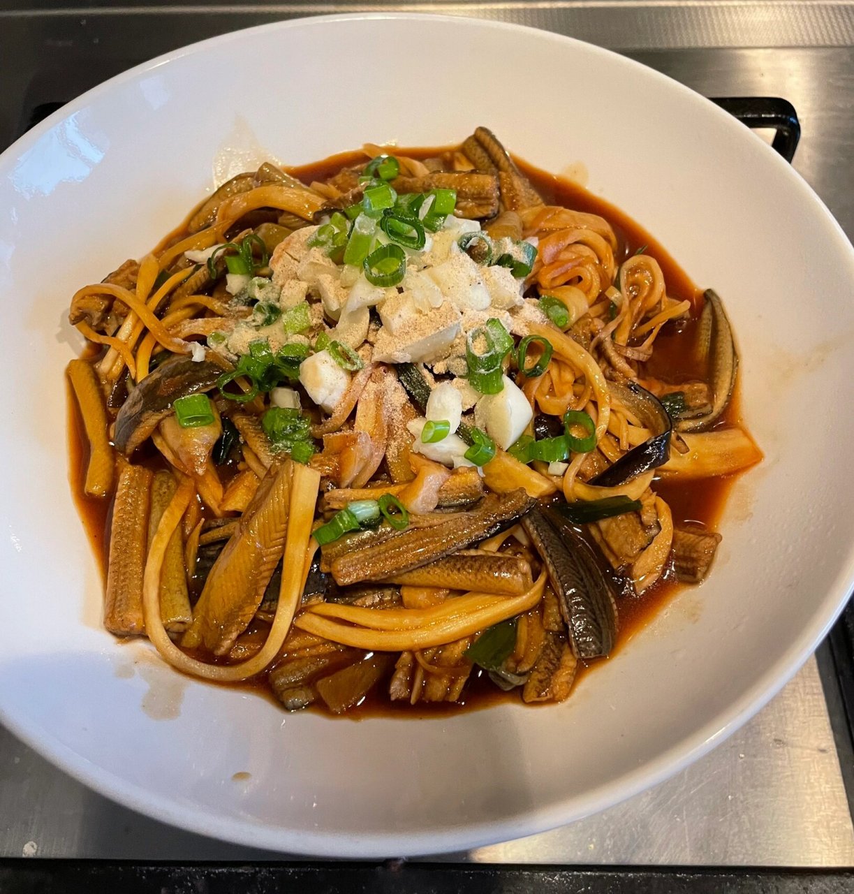 调汁; 	 3,热锅冷油,蒜末姜丝葱段炒香,放鳝丝略炒一下,加料酒,放茭白