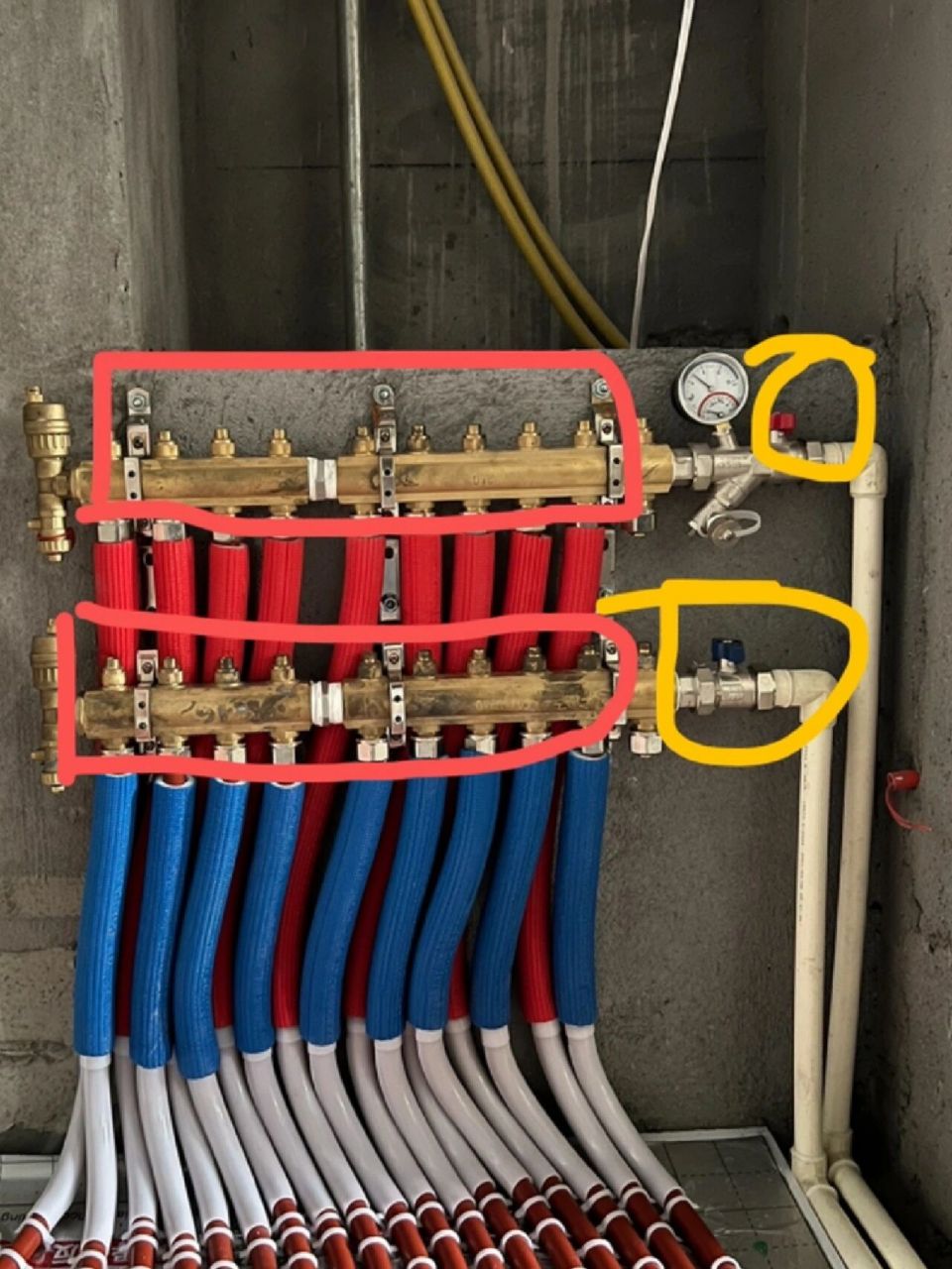 先找到自己家地暖分水器的位置,如图一.