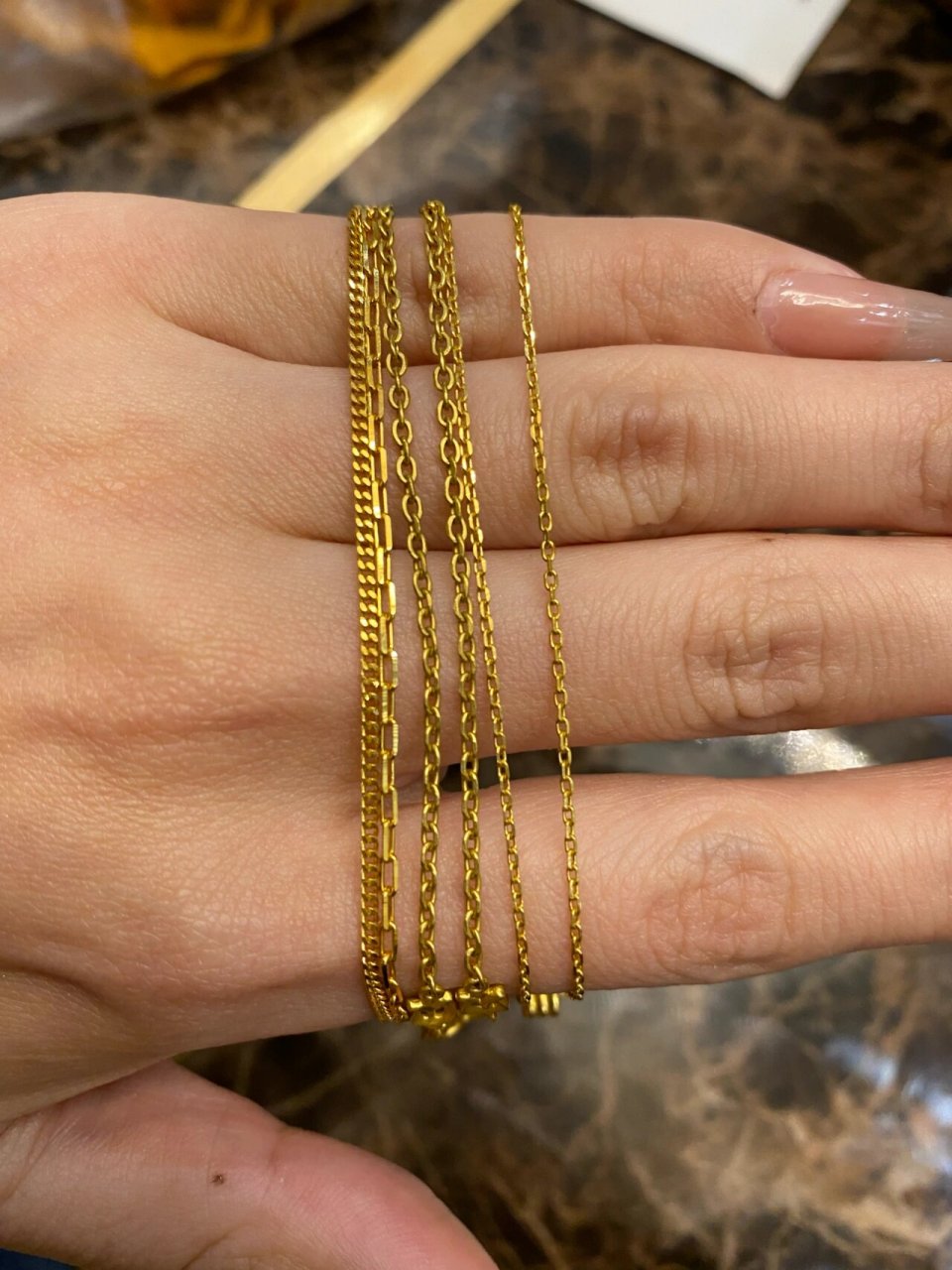 十年前的黄金感觉变黑了 中间那条是十年前买的,也没怎么戴,怎么擦都