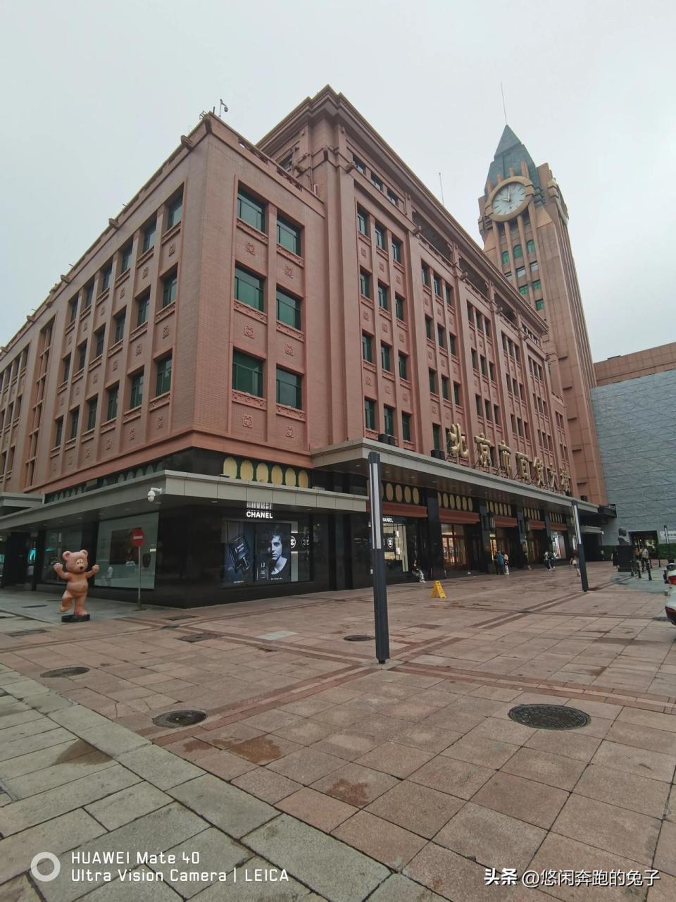 请教万能的条友:王府井百货大楼的南边的英伦风塑像是什么意思?