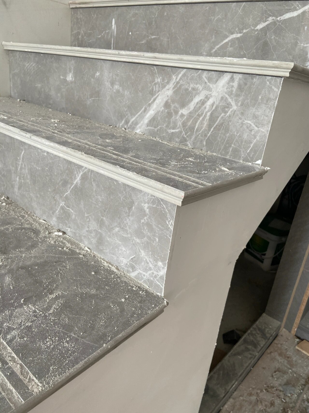 台阶铺瓷砖真香 庆幸自己选择瓷砖铺楼梯,越看越秀气 大家都想看的边