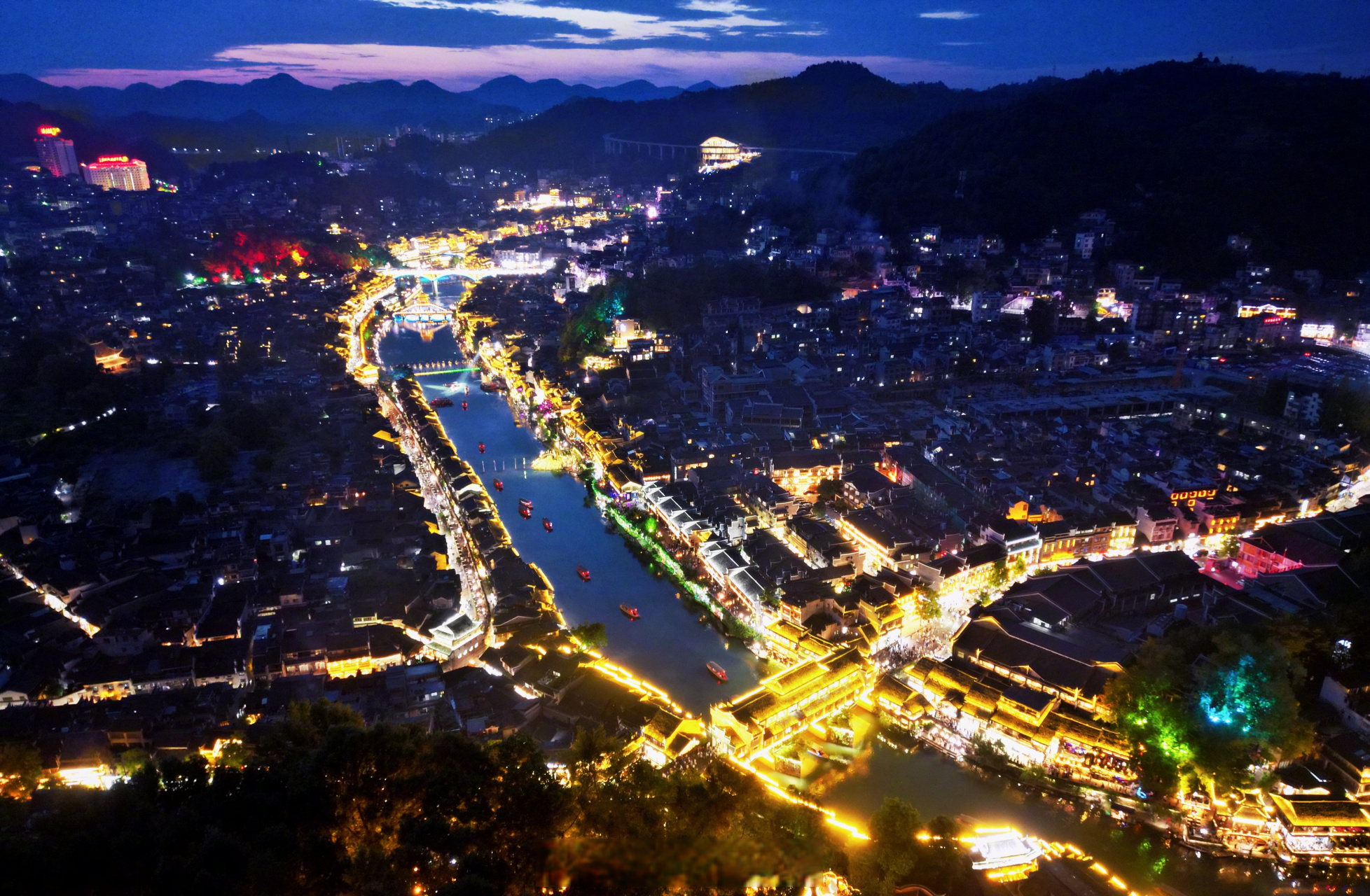【图集|灯火阑珊夜凤凰】8月17日,夜晚的凤凰古城霓虹璀璨,美轮美奂