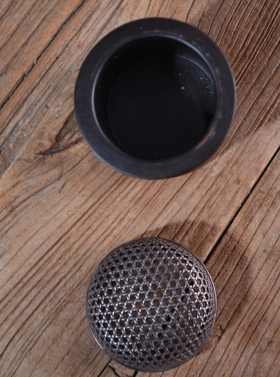 5 【描述】: 日本昭和早期绍美作铁错金银盖香炉.