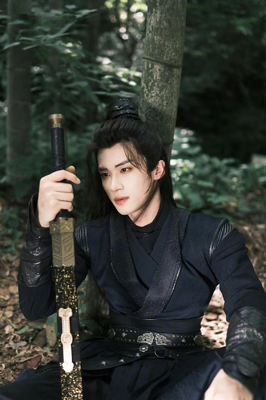 闫桉武侠剑客造型#被 @闫桉_pentagon  的古装写真shock到了!