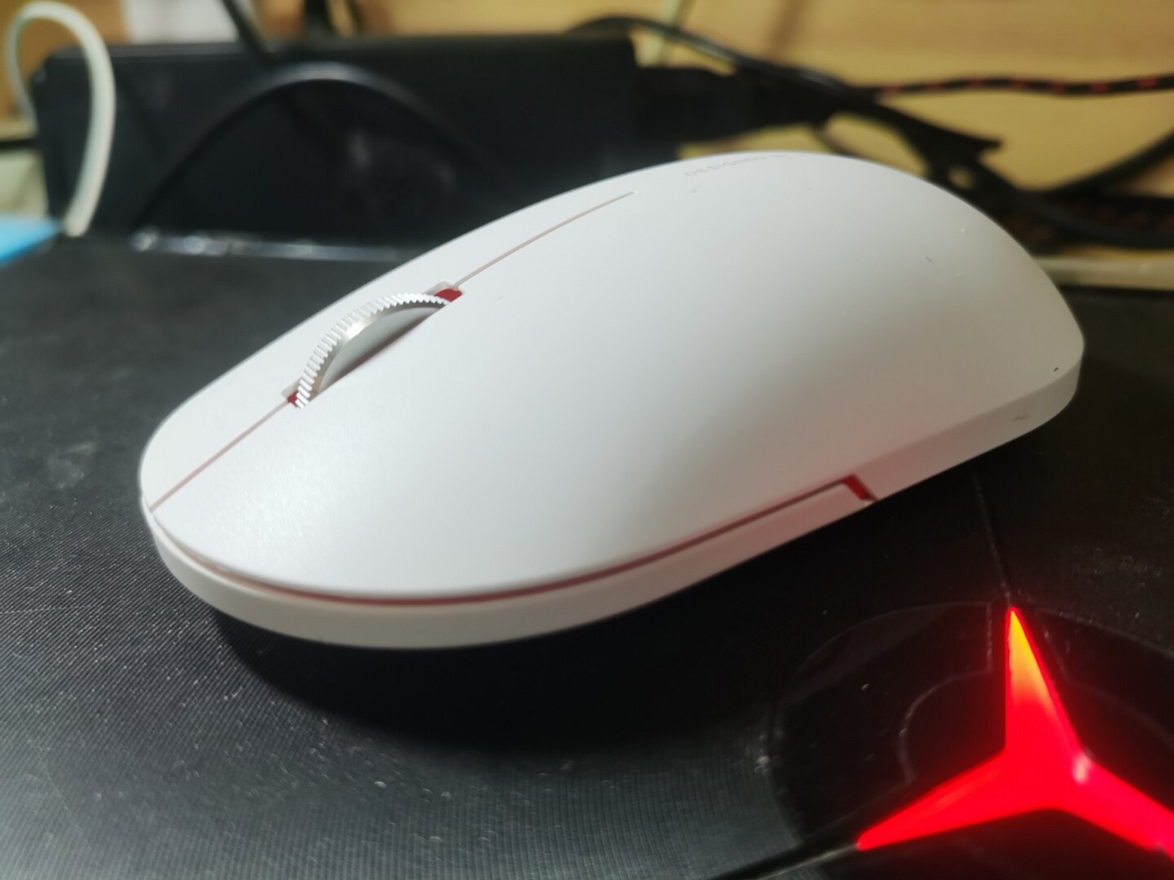 《安利推荐》49元,小米无线鼠标2 小米无线鼠标2采用极简设计,拥有