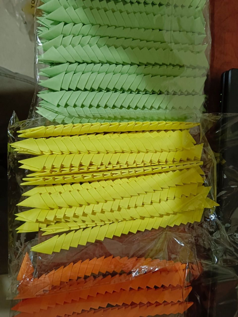 三角插叠菠萝教程分享 网上买的折好的三角插,黄橙绿三种颜色,如果买