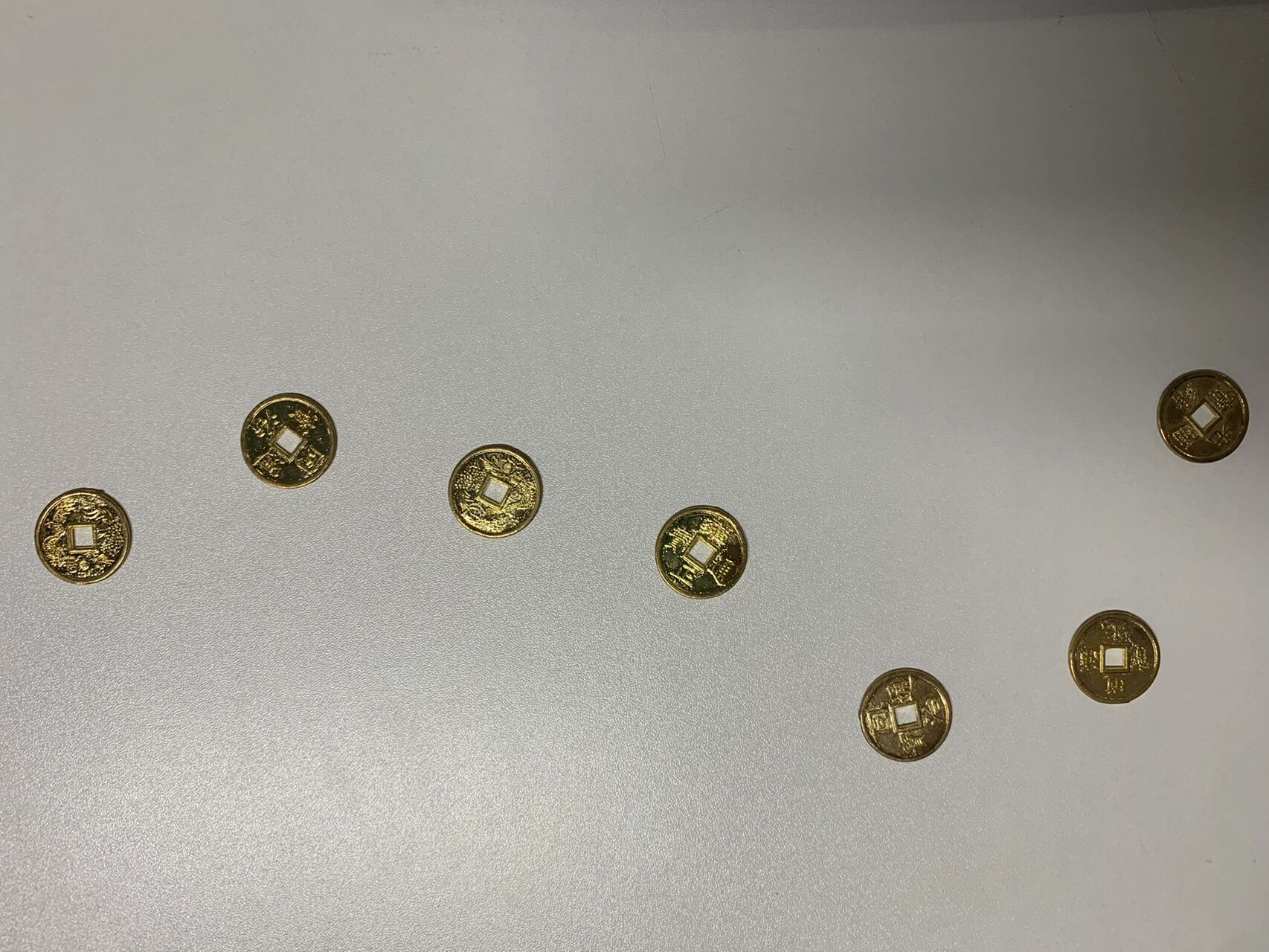 七星钱应该怎么摆 七星钱压在身下,摆成北斗七星的形状,称为"七星引路