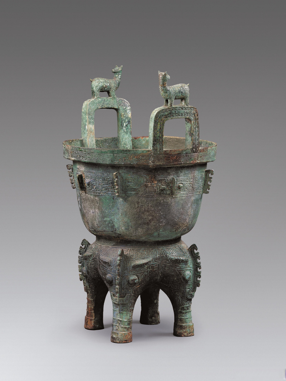 【#现存最大的青铜蒸锅长啥样#】商代立鹿耳四足青铜甗(yǎn),是存世