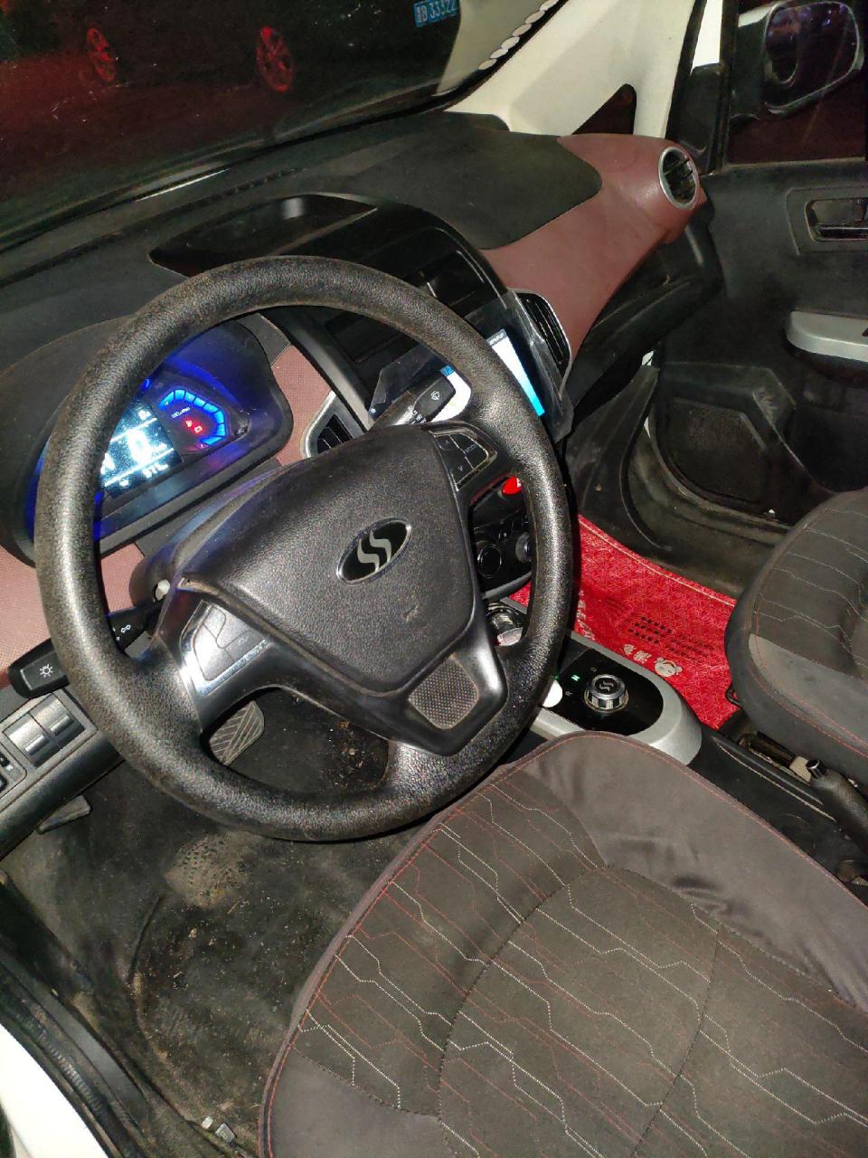 21年精品易咖x5s,实表一万多公里,大屏带倒车影像,遥控钥匙,全车原版