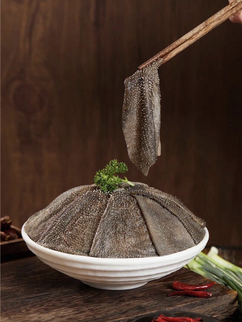 不比特色菜:手撕清油毛肚 我们优选三斤左右的新鲜毛肚,甄选上叶毛肚