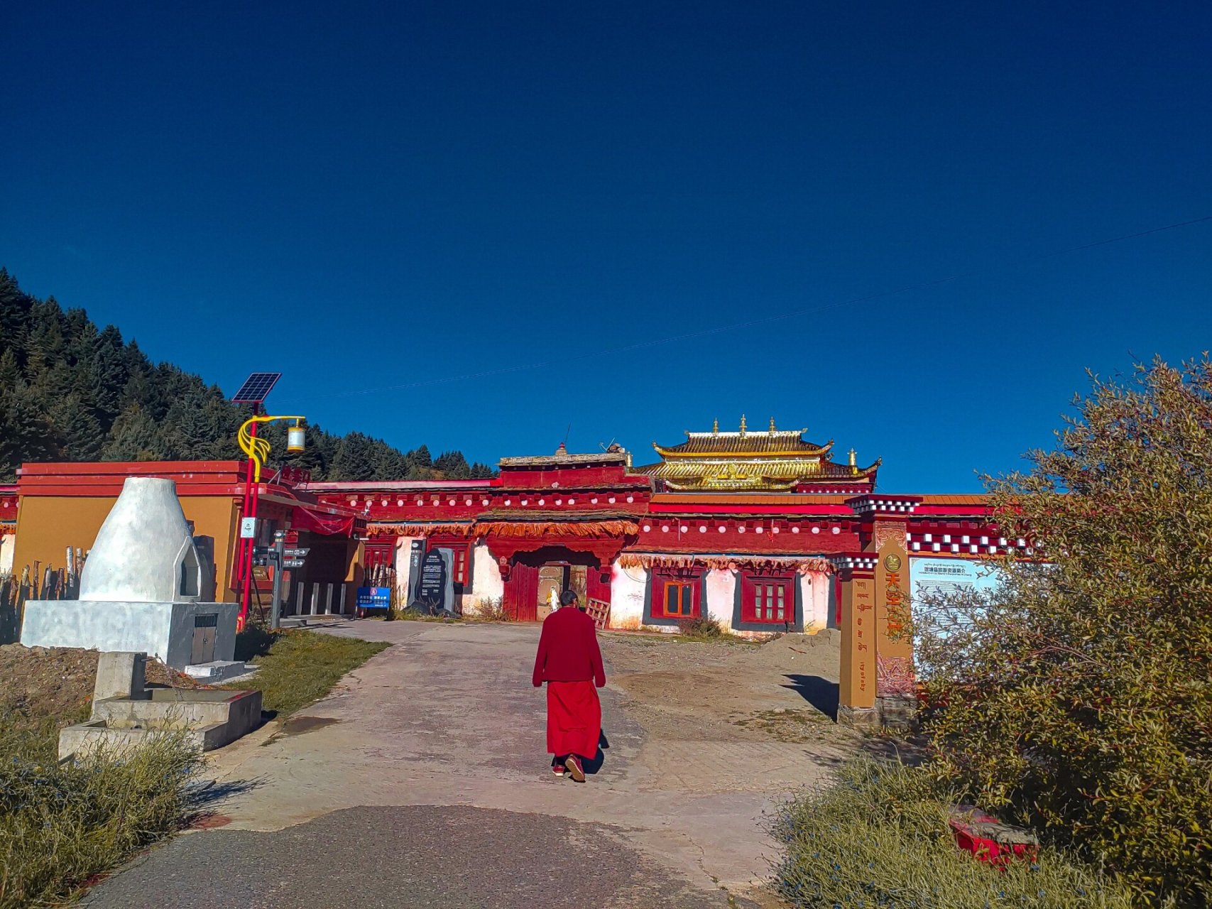 扎嗄神山 扎嘎寺(二郎寺)是甘孜州最古老的藏传佛教寺庙之一,属藏传