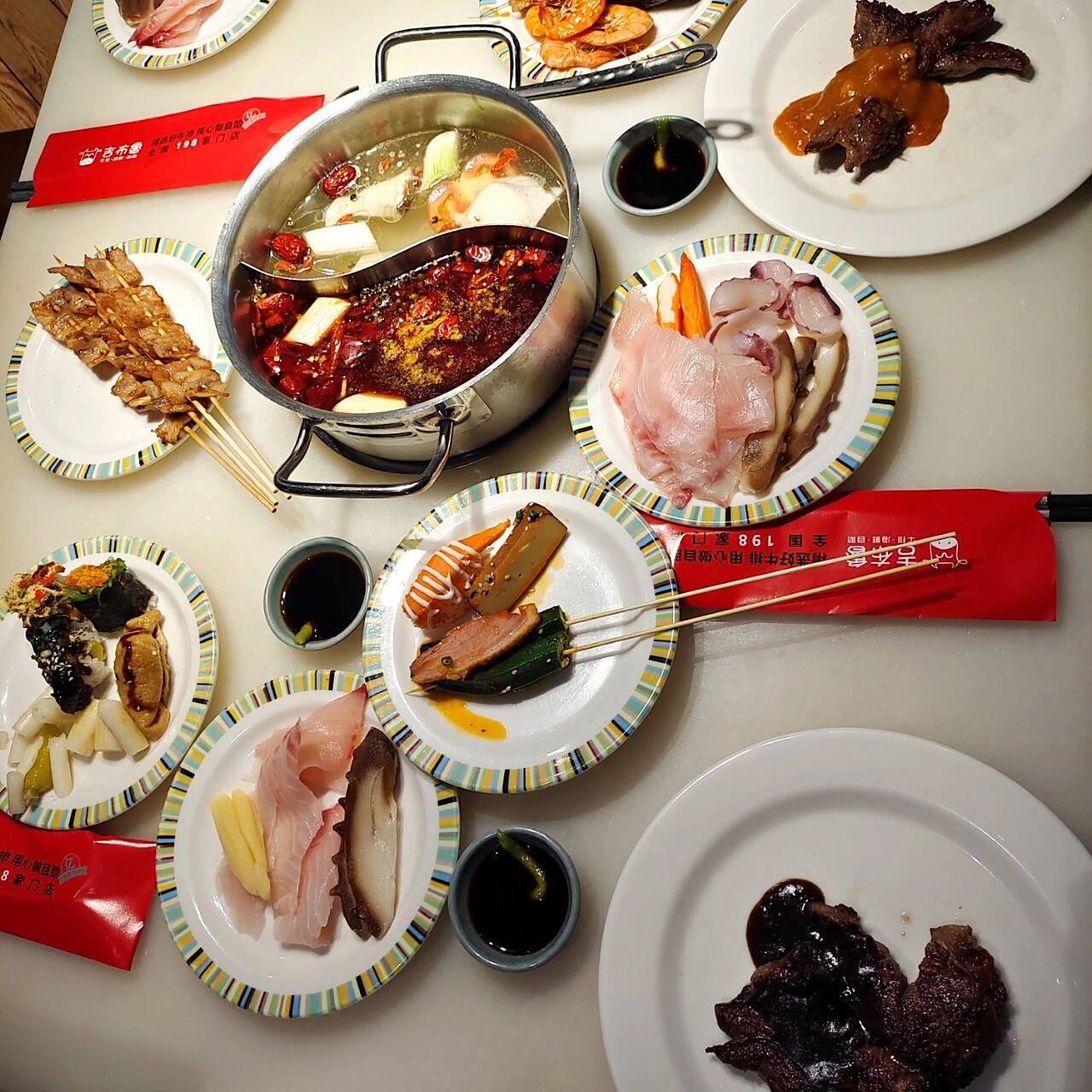 吉布鲁牛排海鲜自助 环境: 整体风格还是非常不错的,在悦云天地,装修