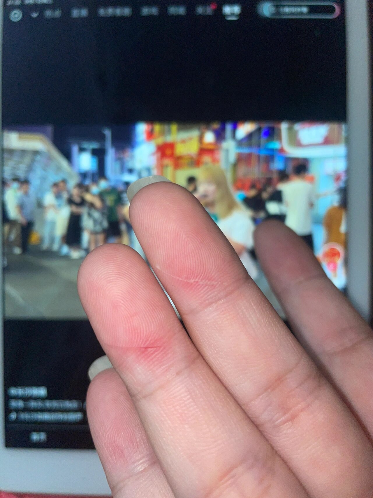 这个刮眉刀片伤人无形呀 昨晚刮了眉毛,突然今天手痛,我寻思昨晚我拿