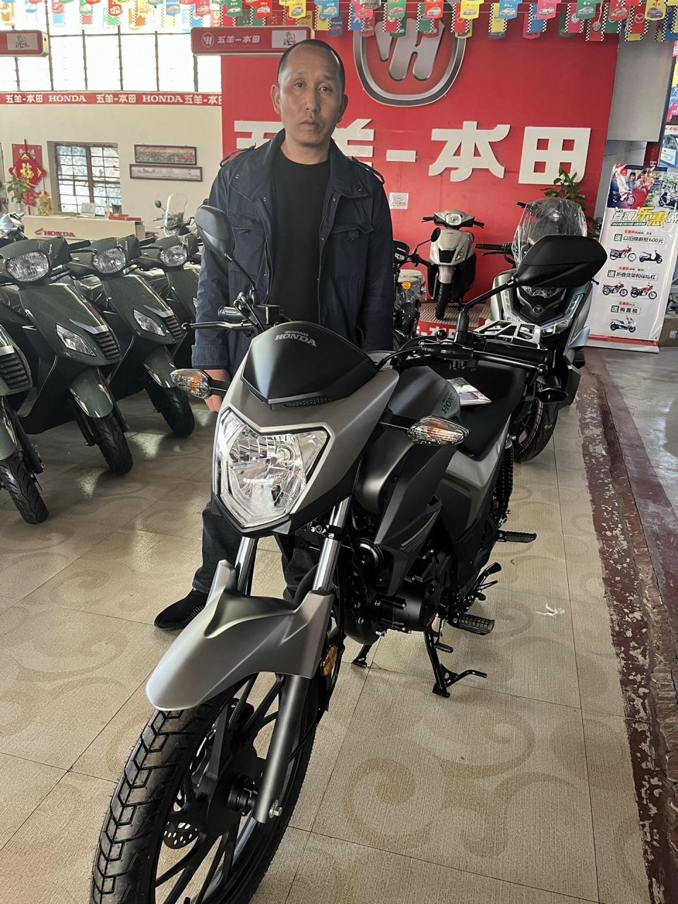 帅哥喜提五羊本田帅影150