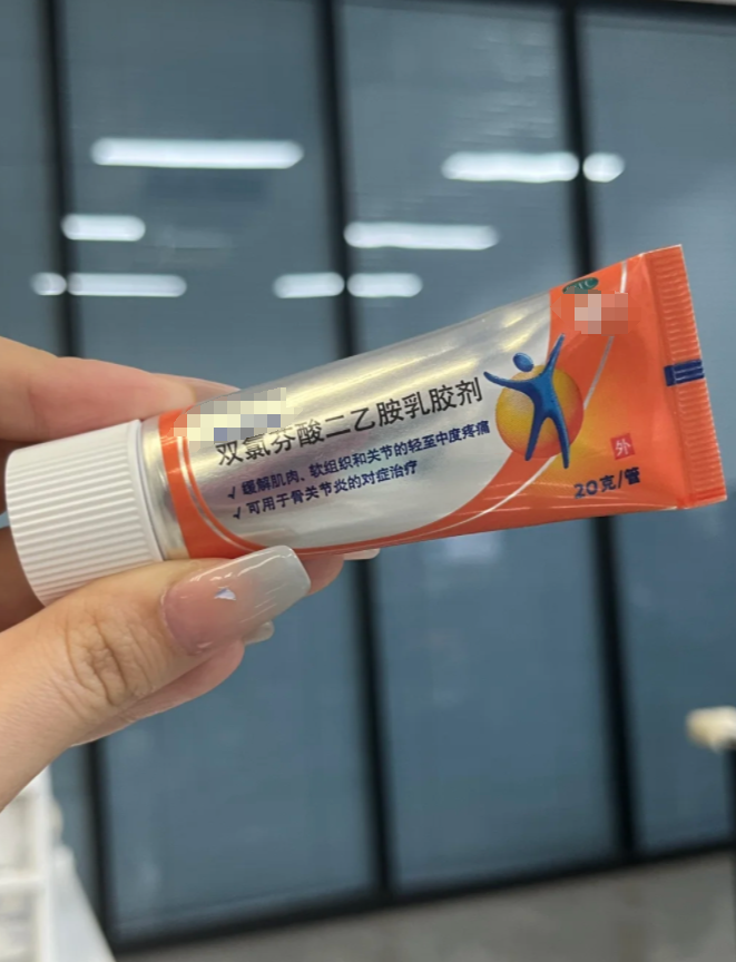 肩周炎通常是因为长期过度活动,肩周组织萎缩或肩部受伤引起的