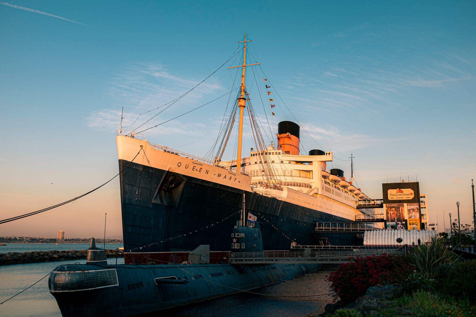 两张照片,玛丽皇后号邮轮,傍晚和晚上照的.