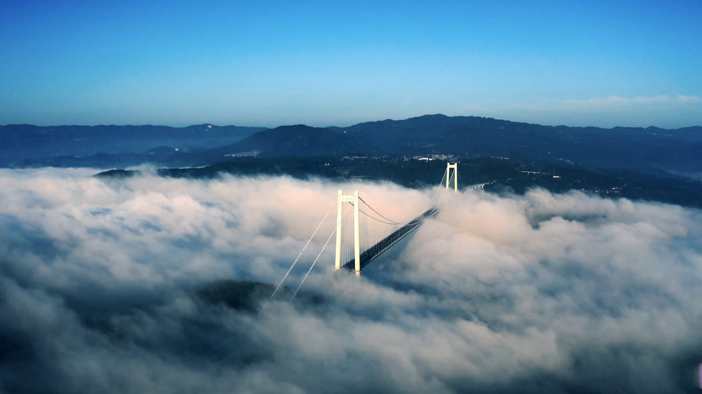 【龙江大桥云海奇观】一场谷雨过后,位于云南省保山市的龙江大桥呈现