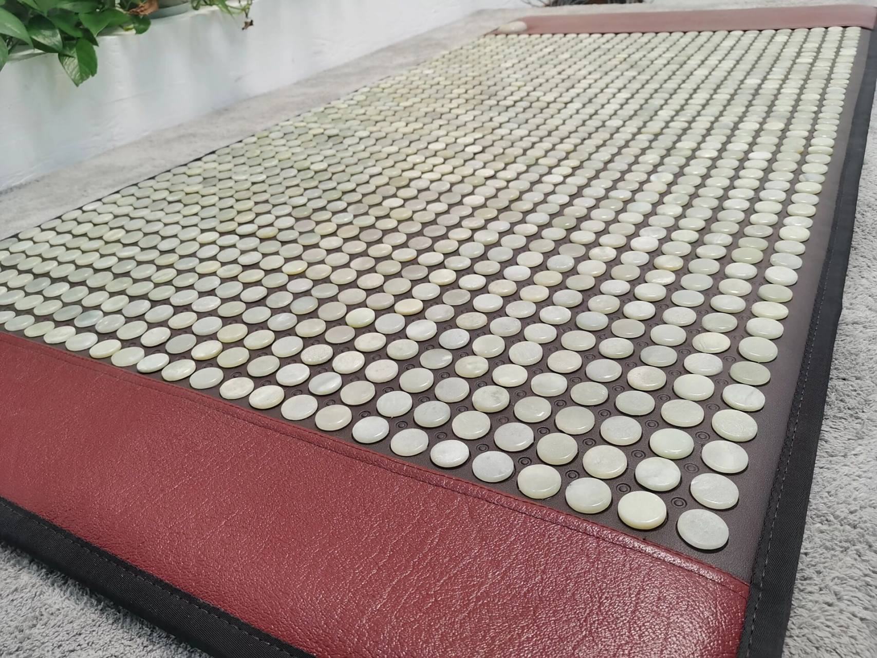 玉石床垫是加热保健理疗的,还能当电热毯用,不上火.