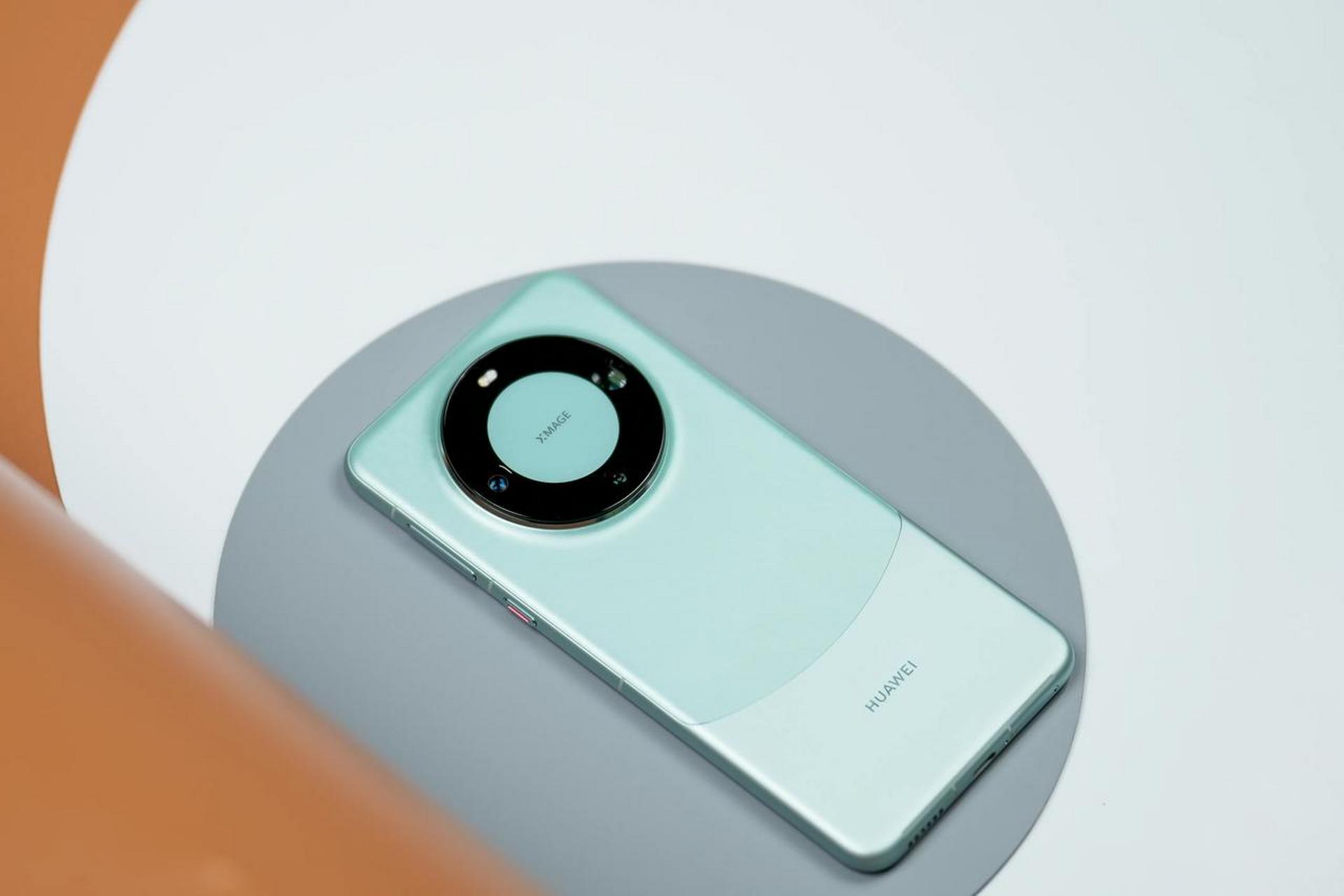 华为mate60 pro雅川青真机图赏