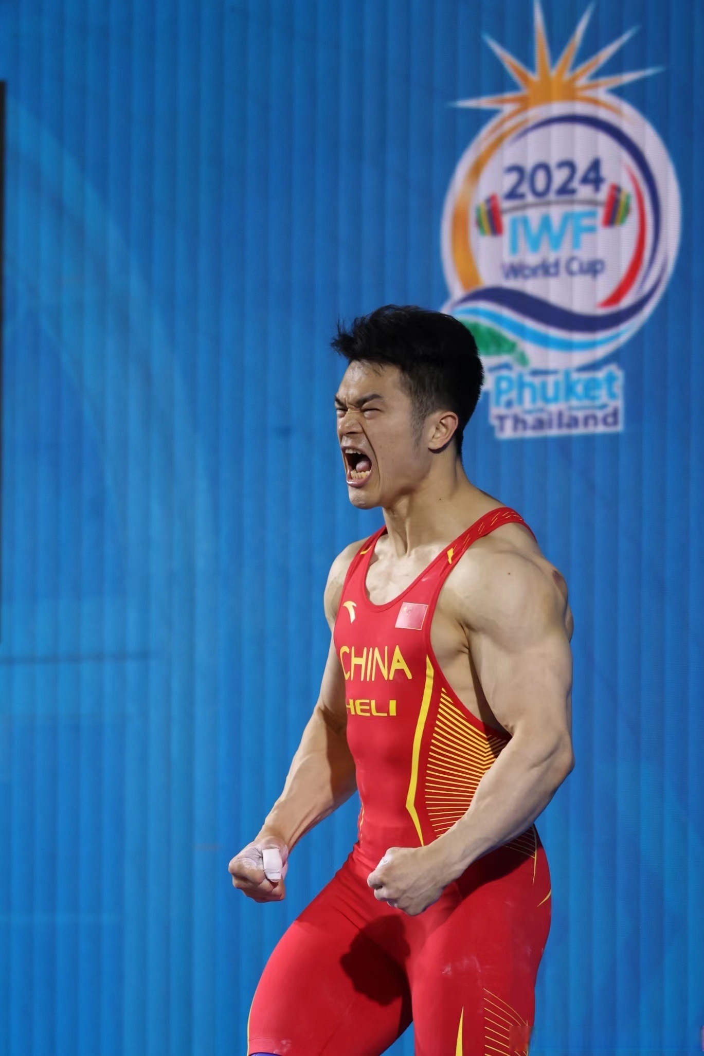 【泰国举重世界杯 石智勇带伤拼下抓举金牌和总成绩银牌 】4月4日,在