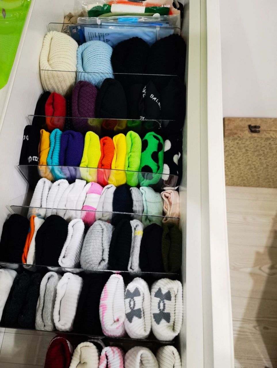 用超市挡边隔板来收纳袜子,太得劲了!