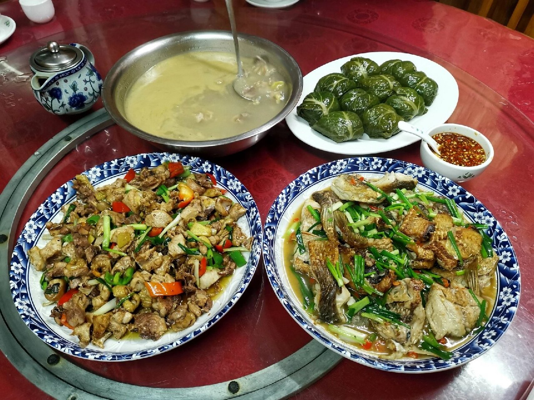 牛腩串是韶关乐昌地区的一种风味小吃,由肉丸,牛腩,牛筋,牛肚,莲藕