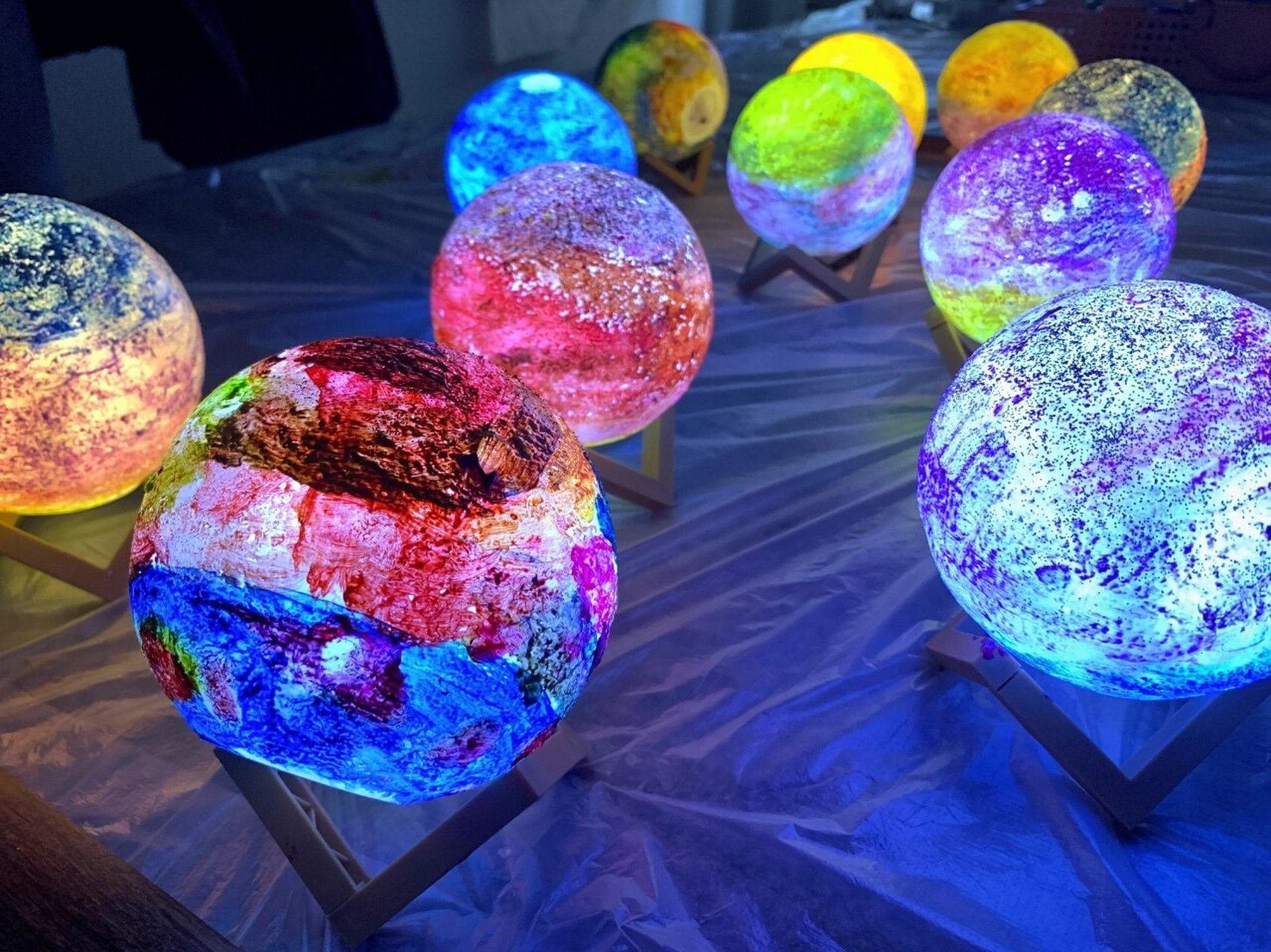 diy手绘星球灯| 给黑夜画一片色彩 几块钱的月球灯 简单漂亮 可以装饰