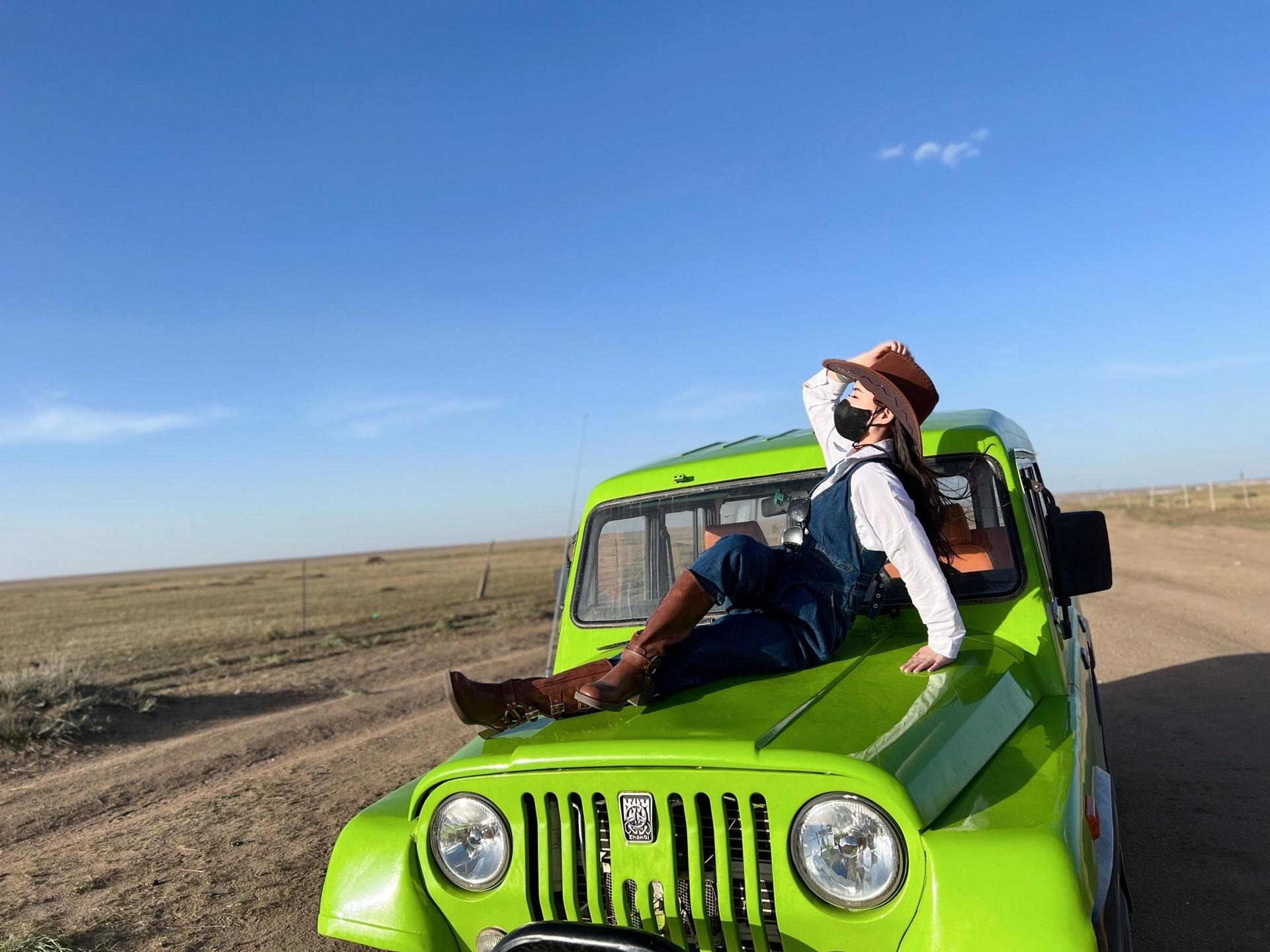 驾驶吉普车穿越希拉穆仁草原,尽享风和自由