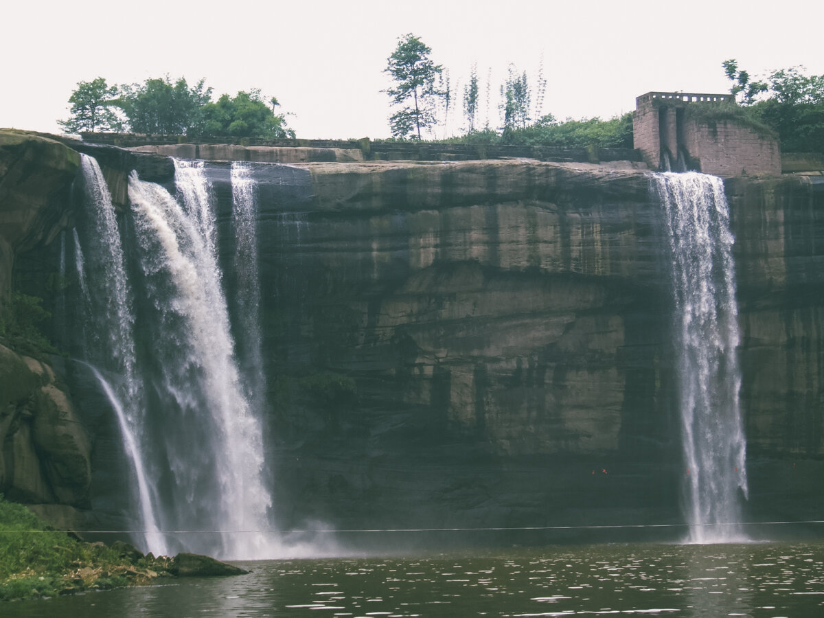 寻找时光的记忆之2006年大磨滩瀑布 大磨滩瀑布位于重庆市