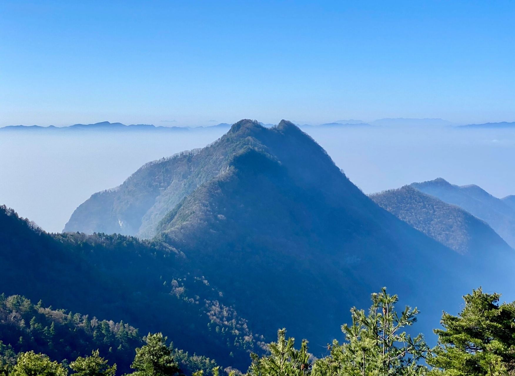 陕西商洛山阳县天竺山/天柱山的极致星空 天竺山,又名天柱山,位于陕西