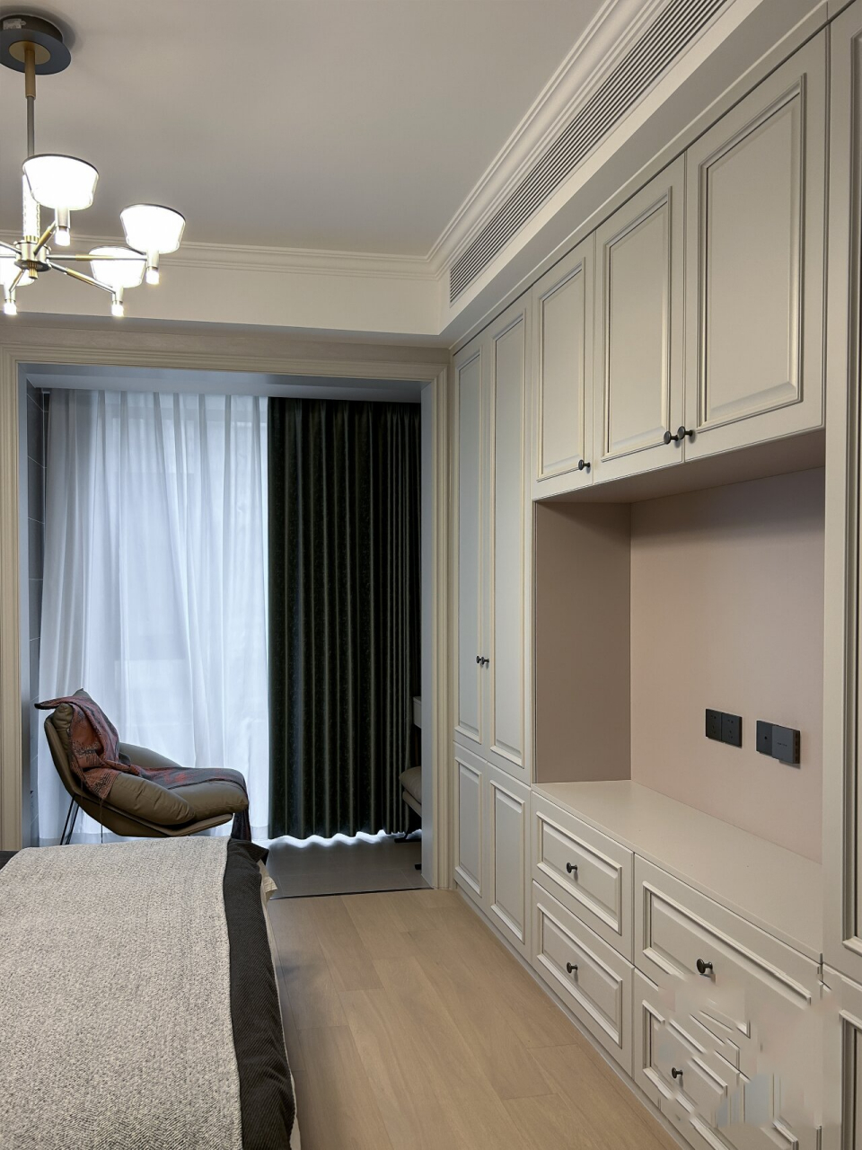 卧室的衣柜 电视柜 衣柜77电视柜一体,床尾满墙的柜子 简直是怪物