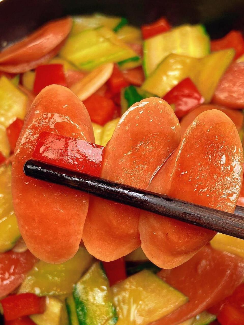 今天中午不知道吃啥,就做素火腿肠炒黄瓜 口感清新爽口又解馋 	 素