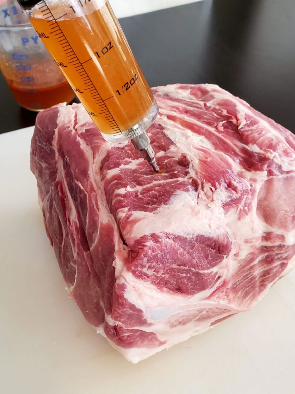 注射腌制猪肉可以帮助缺乏经验的厨师做出多汁湿润的猪肉90将腌料