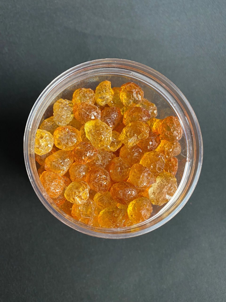 桃胶又称桃花泪,是由桃树分泌出来的粘稠液体,通过太阳高温暴晒后结成