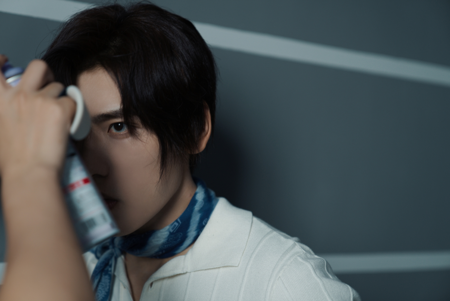 王子异 91#异触吉发# 分享纳吉@王子异 的幕后花絮照,光影之间